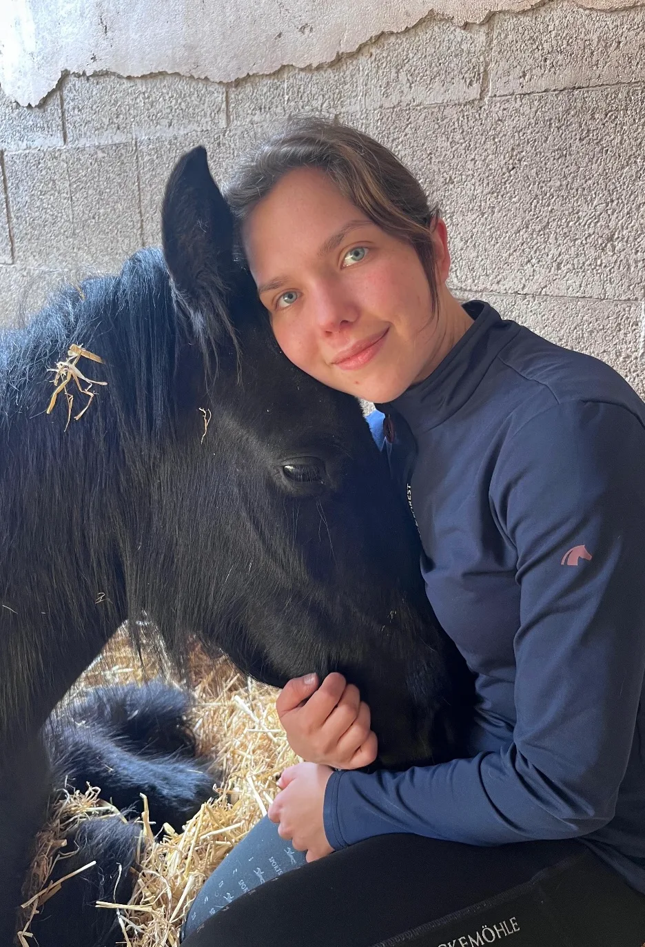 Sarah Handte mit einem schwarzen Pony, dein Ponyhof für Ponyreiten in Renningen