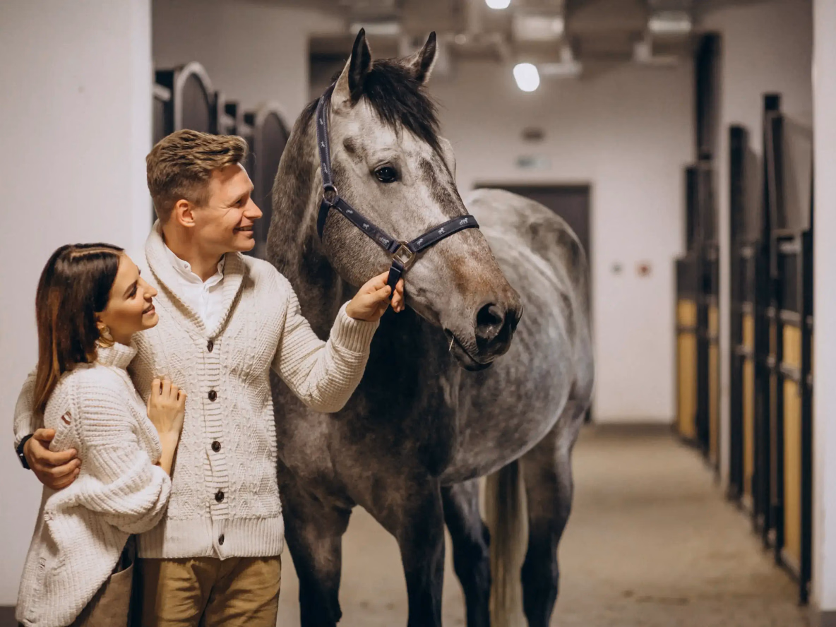 Kind bei der Reittherapie
