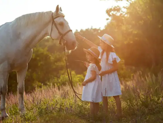 Kinder bei der pädagogischen Ferienbetreuung mit Ponys in Renningen