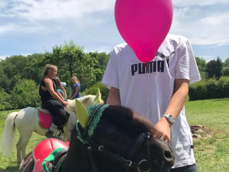 Tim und Napoleon mit Ballons - ein besonderer Moment