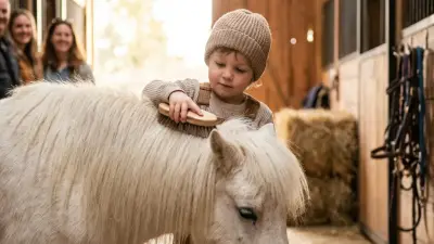 Kind putzt konzentriert ein Pony