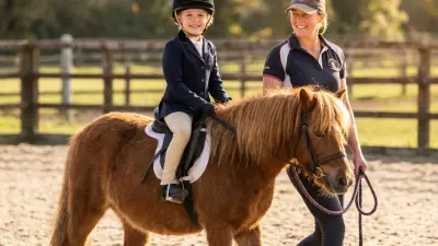 Kind nach der ersten Reitstunde, glücklich und schmutzig