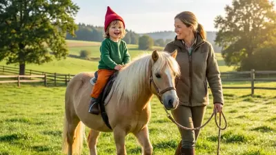 Eltern mit Kind am Zaun beim Pony