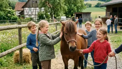 Mehrere Kinder stehen mit einem Pony auf einem Hof und bereiten sich auf einen Geburtstag vor