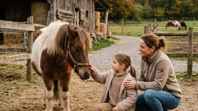 Ein Kind nimmt in ruhiger Atmosphäre Kontakt zu einem Pony auf, während eine Begleitperson dabeisitzt