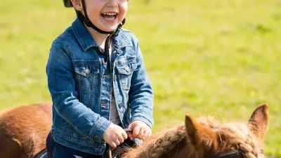 Kind mit Pony nach mehreren ruhigen Terminen auf dem Hof