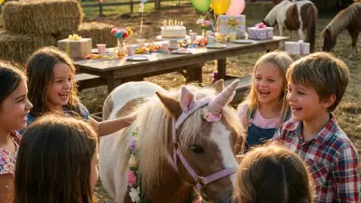 Ein glückliches Kind beim Ponyreiten - das perfekte Geschenk
