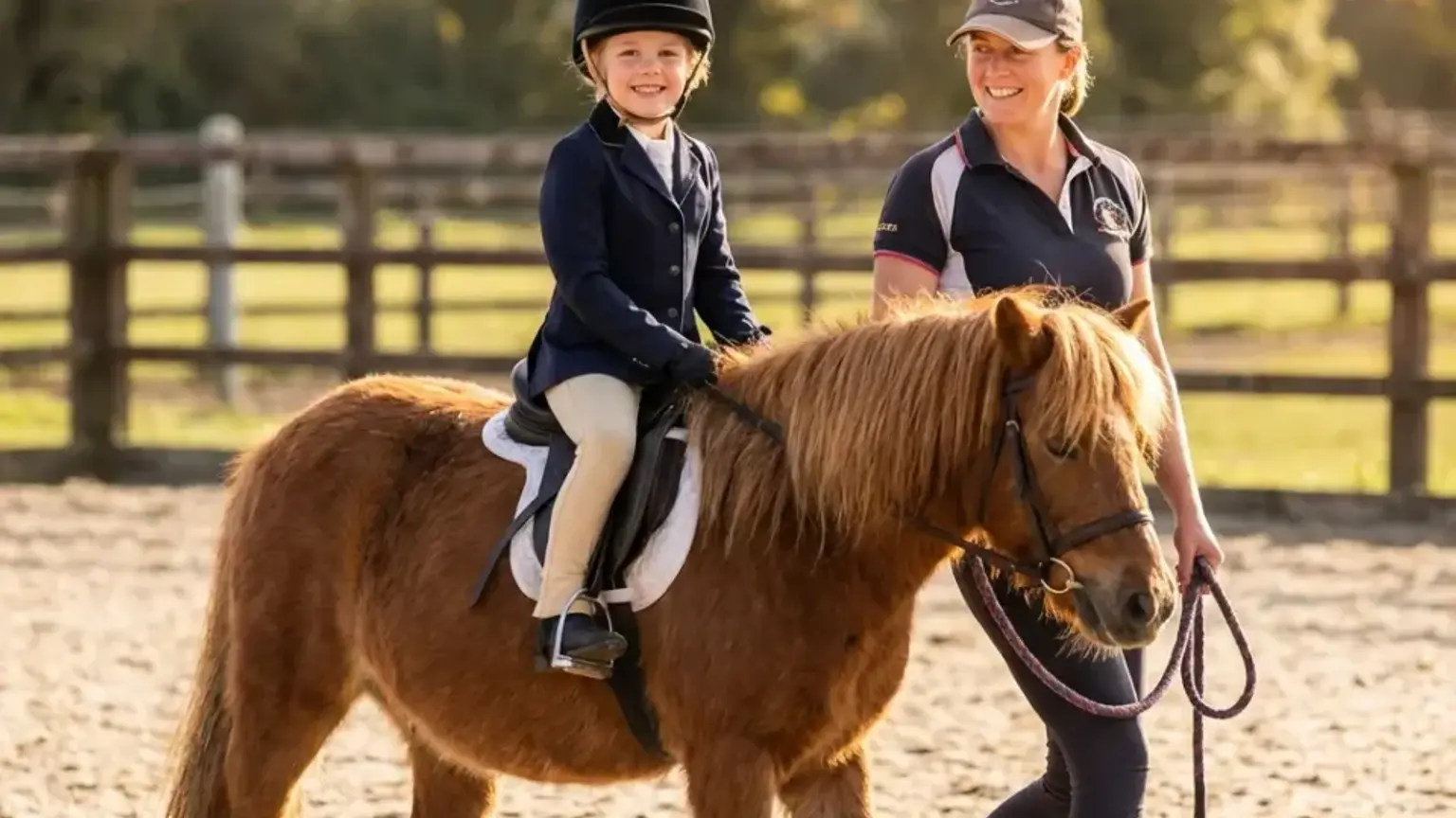 Kind nach der ersten Reitstunde, glücklich und schmutzig