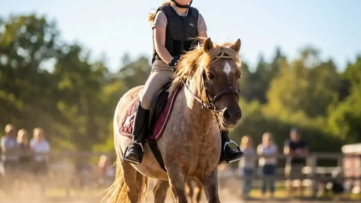 Vorsichtiges Kind findet in ruhigem Tempo Vertrauen zum Pony