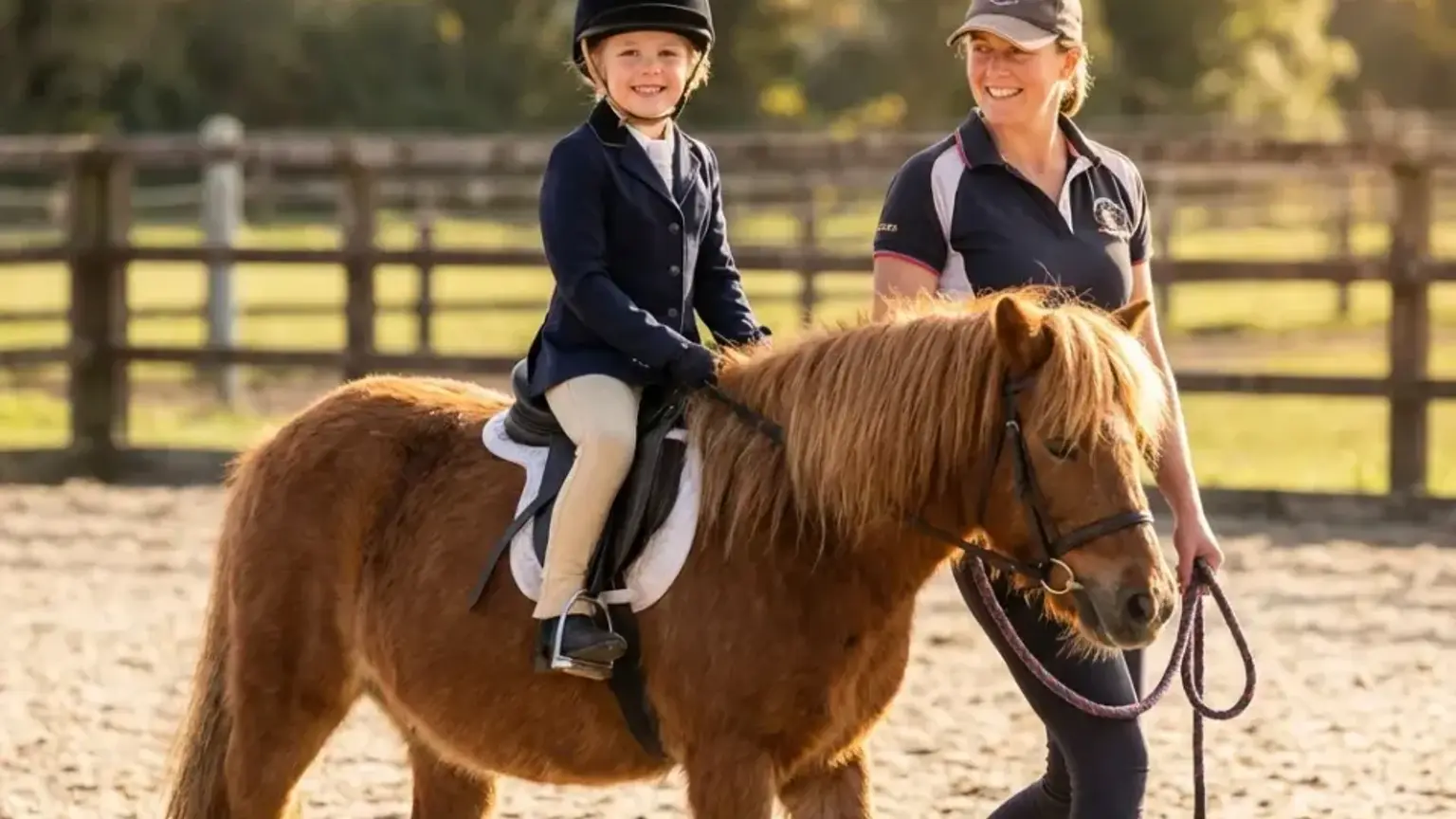 Elternteil führt Kind auf Pony