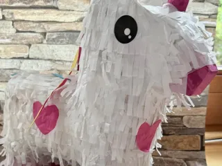 Kind führt Pony beim pädagogischen Gruppenerlebnis auf dem Ponyhof.