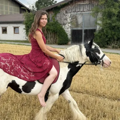 Penelope ist ein echtes Schmuckstück: schwarz-weißes Fell, lange Mähne, voller Schweif. Mit ihrem sanften Blick und ruhigen Wesen ist sie die. Schreib uns kurz.