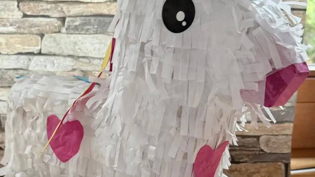 Kind führt Pony beim pädagogischen Gruppenerlebnis auf dem Ponyhof.