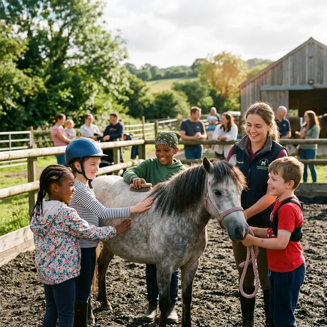 Kinder und Betreuer bei der integrativen Ponygruppe in entspannter Atmosphäre.